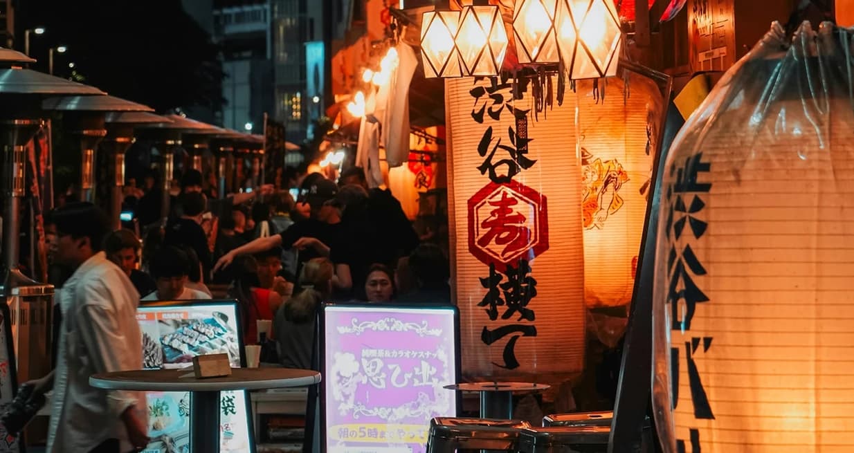 「グルメサイトを開かない時代」が始まった——AIに先に聞く客が増えた飲食店検索の地殻変動