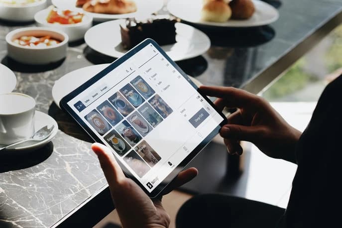 大阪・焼肉店がタブレット注文＋4言語対応で提供時間15％短縮、客単価が上がった仕組み