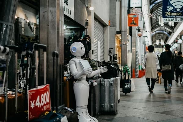 「AIに選ばれる店」が月2万円で登場——GMO店舗AIOが映す、店探しの主語交代