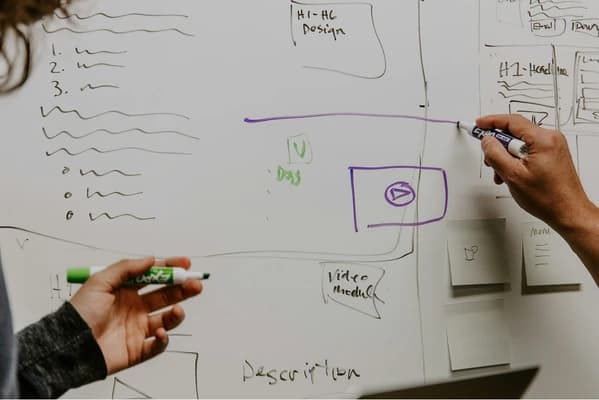 AI検索で選ばれるブランドは、技術の前に「自分は誰か」を決めている｜Google原文と日本の実測で確かめる